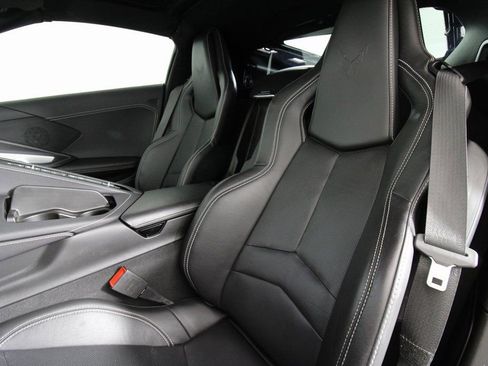 Used 2021 Chevrolet Corvette Stingray w/ Z51 Performance Package image 16