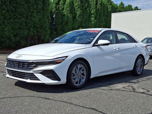 Used 2024 Hyundai Elantra SEL FWD image 3