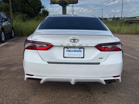 Used 2022 Toyota Camry SE w/ Convenience Package FWD image 5