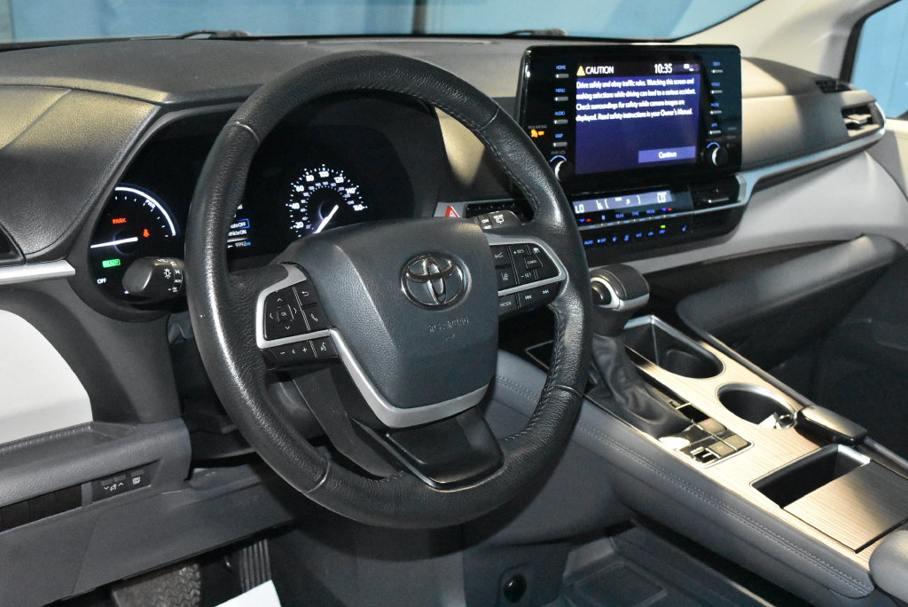 Used 2024 Toyota Sienna XLE FWD image 2