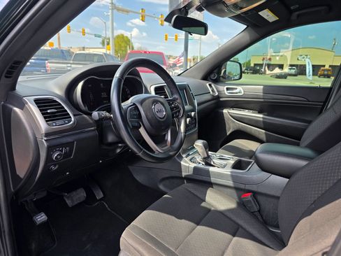 Used 2020 Jeep Grand Cherokee Laredo AWD/4WD image 3