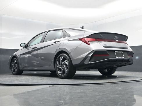 Certified 2025 Hyundai Elantra Sport image 12