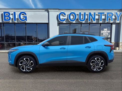 Used 2025 Chevrolet Trax RS w/ Sunroof Package image 2