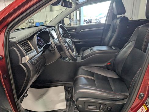 Used 2019 Toyota Highlander SE AWD/4WD image 14
