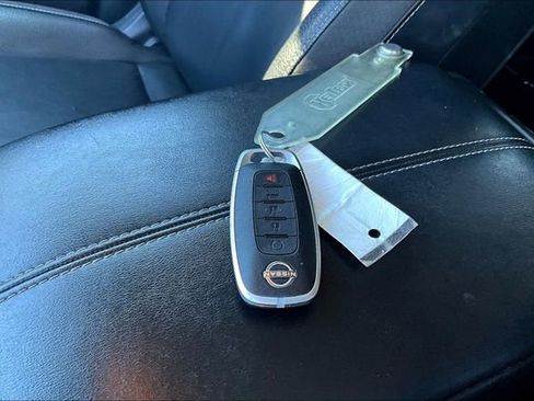 Used 2023 Nissan Pathfinder SL image 32