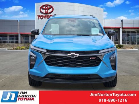 Used 2025 Chevrolet Trax RS w/ Driver Confidence Package FWD image 2