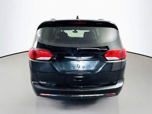 Used 2019 Chrysler Pacifica Touring-L FWD image 6