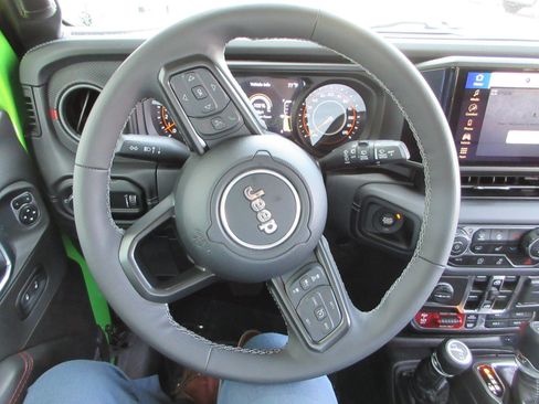 Used 2025 Jeep Wrangler Unlimited Rubicon w/ Convenience Group AWD/4WD image 37