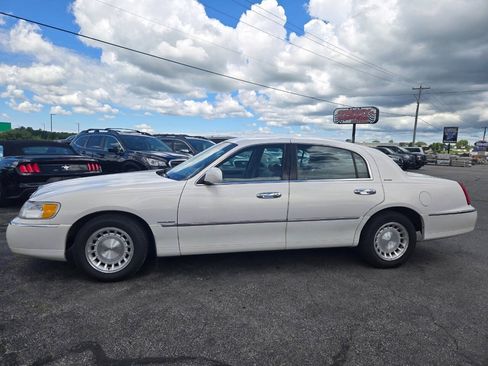 Used 1998 Lincoln Town Car Executive RWD image 4
