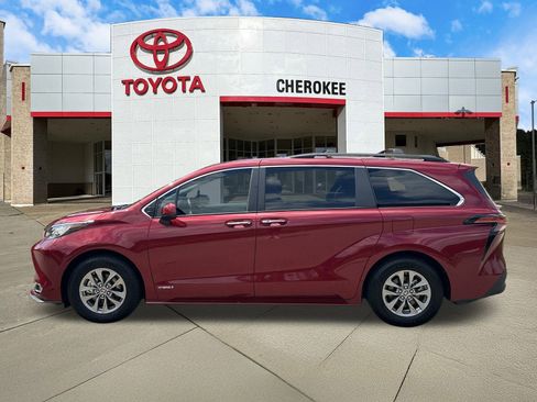 Used 2021 Toyota Sienna XLE image 2