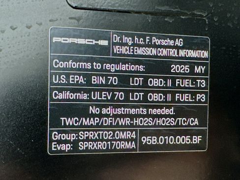 Used 2025 Porsche Macan AWD/4WD image 21