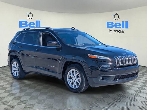 Used 2018 Jeep Cherokee Latitude Plus w/ Comfort/Convenience Group image 6