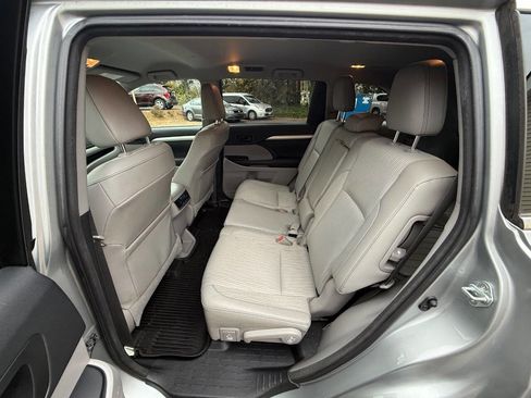 Used 2017 Toyota Highlander Plus image 16