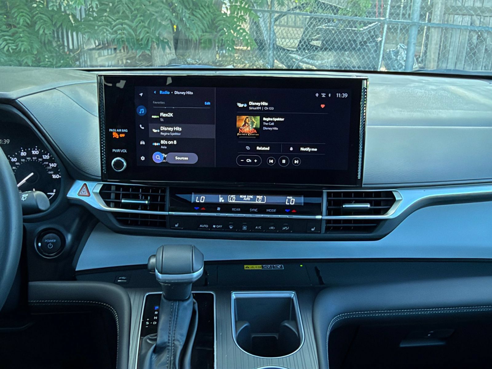 Used 2025 Toyota Sienna XLE FWD image 16