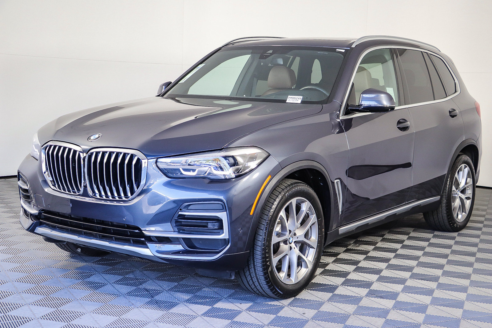 Used 2022 BMW X5 xDrive40i w/ Premium Package AWD/4WD image 3