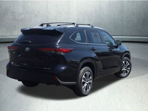 Used 2023 Toyota Highlander XLE AWD/4WD image 12