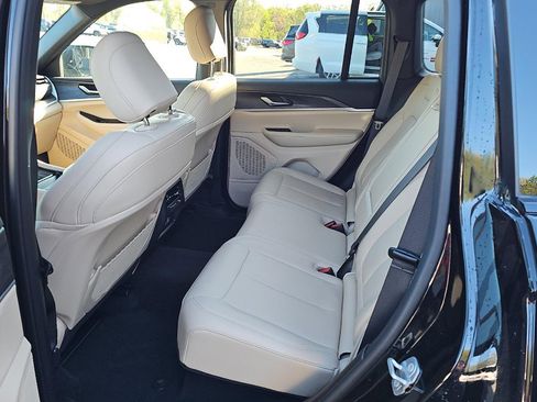 Used 2025 Jeep Grand Cherokee Limited AWD/4WD image 10