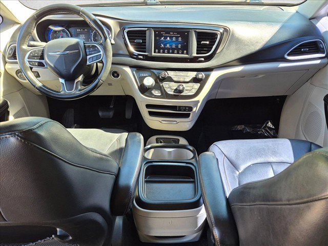 Used 2020 Chrysler Pacifica Touring-L FWD image 16