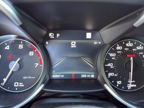 Used 2022 Alfa Romeo Giulia Veloce RWD image 16