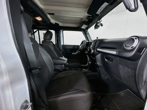 Used 2016 Jeep Wrangler Unlimited Sahara AWD/4WD image 27