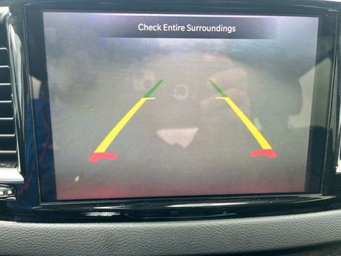 Used 2024 Chrysler Pacifica Touring-L FWD image 9