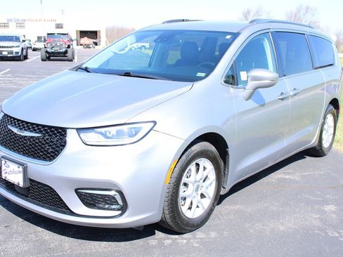 Used 2021 Chrysler Pacifica Touring-L FWD image 3
