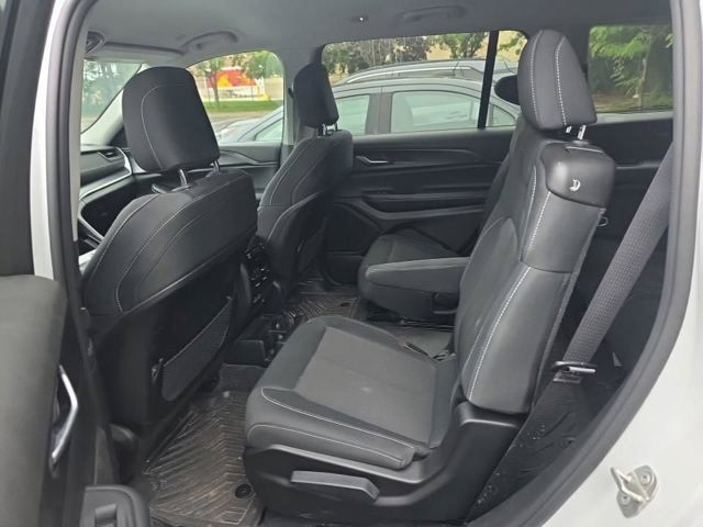 Used 2023 Jeep Grand Cherokee L Laredo w/ Luxury Tech Group I AWD/4WD image 8