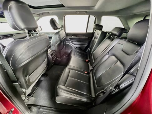 Used 2022 Jeep Grand Cherokee Limited image 25