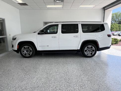 Used 2024 Jeep Wagoneer L Series II w/ Flexible Seating Group AWD/4WD image 13
