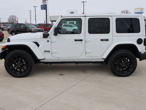 Used 2025 Jeep Wrangler Sahara w/ Safety Group image 9