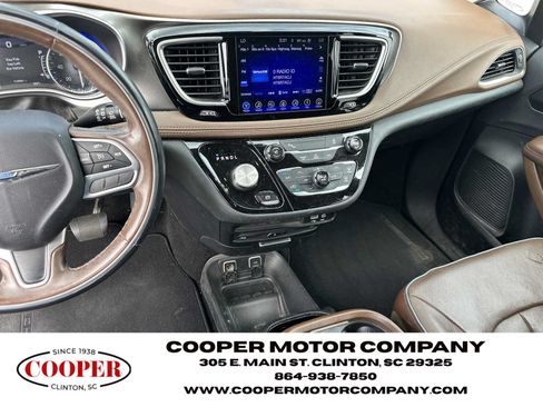 Used 2017 Chrysler Pacifica Limited w/ UConnect Theater Package FWD image 25
