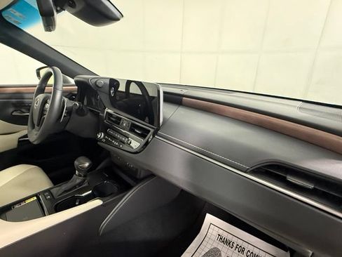 Certified 2025 Lexus ES 300h w/ Premium Package FWD image 32