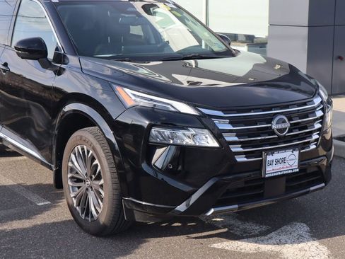 Certified 2025 Nissan Rogue Platinum FWD image 4