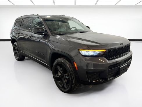 Used 2024 Jeep Grand Cherokee L Altitude image 3