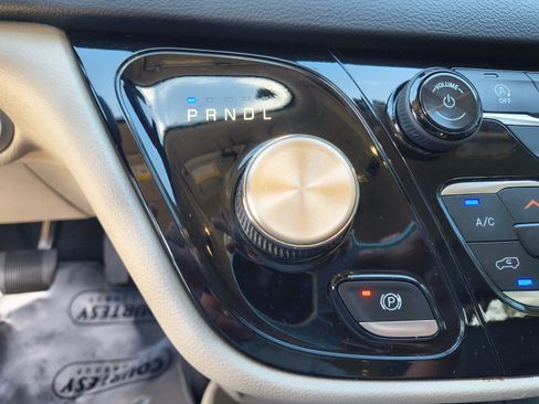 Used 2020 Chrysler Voyager Lxi FWD image 31