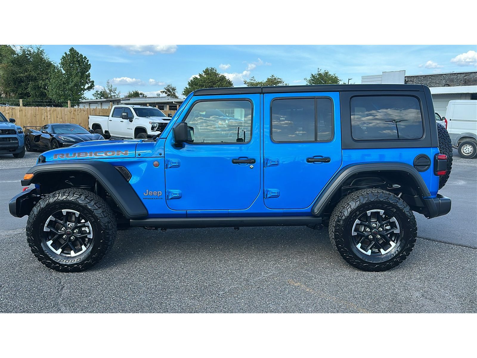 Used 2025 Jeep Wrangler Unlimited Rubicon w/ Convenience Group AWD/4WD image 3