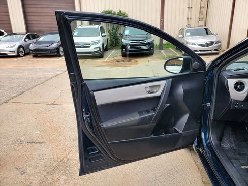 Used 2018 Toyota Corolla LE w/ Carpet Mat Package (TMS) FWD image 25