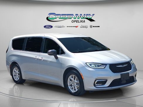 Used 2024 Chrysler Pacifica Touring-L FWD image 1