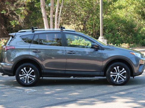 Used 2016 Toyota RAV4 LE FWD image 10