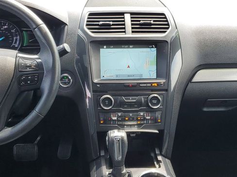 Used 2018 Ford Explorer XLT w/ Equipment Group 202A AWD/4WD image 29
