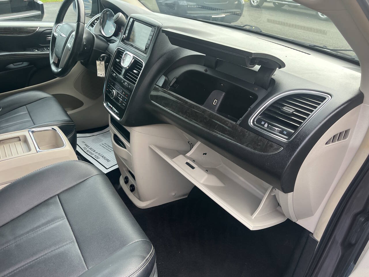 Used 2015 Chrysler Town & Country Touring FWD image 32