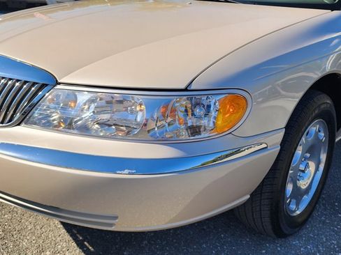 Used 2001 Lincoln Continental image 6