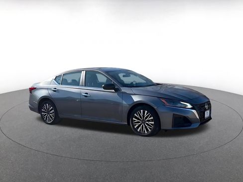 Used 2025 Nissan Altima 2.5 SV image 2