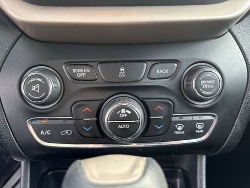 Used 2014 Jeep Cherokee Latitude w/ Comfort/Convenience Group image 25