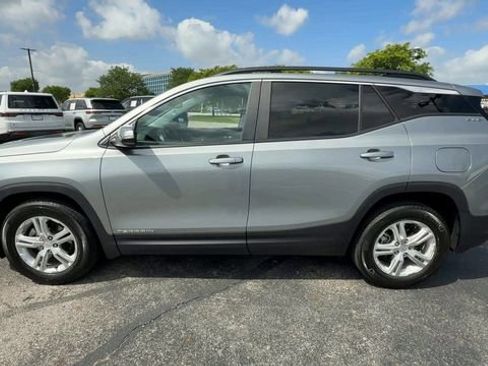 Used 2024 GMC Terrain SLE w/ Driver Convenience Package FWD image 5