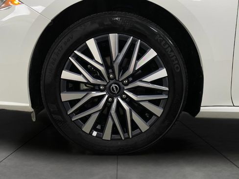 Certified 2025 Nissan Altima 2.5 SV FWD image 11