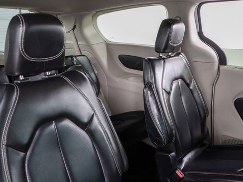 Used 2023 Chrysler Pacifica Touring-L image 28