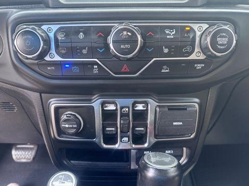 Used 2022 Jeep Wrangler Unlimited Sahara w/ Cold Weather Group AWD/4WD image 13