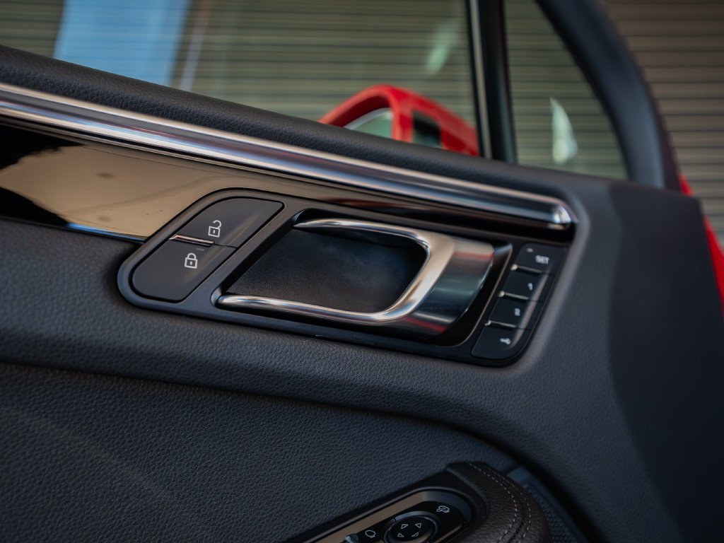 Certified 2023 Porsche Macan AWD/4WD image 21