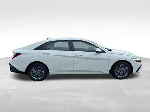 Used 2025 Hyundai Elantra Hybrid FWD image 14
